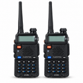 Kit de 2 radios walkie-talkie Alervites AT-5RX negros con pantalla LCD, teclado completo, antena desmontable y botón VFO/MR naranja, vista frontal par completo