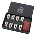 Set de 8 vasos de chupito shot en acero inoxidable con grabados láser de naipes de póker y baraja de cartas en estuche rojo 1931, presentados en caja rígida negra mate con sello 1931 Aged to Perfection