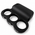 Manopla Taser táctica negra de defensa personal con tres aros de agarre y electrodos metálicos, vista superior en ángulo