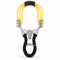 Resortera táctica metálica con emblema decorativo de toro en el cuerpo, triple banda de látex amarillo, mango ergonómico recubierto con cuerda trenzada negra y bolsa de sujeción, vista frontal completa