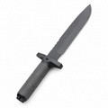 Puñal táctico estilo Rambo con hoja de acero negro mate, protector de mano y mango texturizado antideslizante, vista diagonal completa