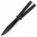 Navaja mariposa balisong negra mate con hoja de acero puntiaguda larga y mangos dobles perforados con ejes giratorios y tornillería visible, vista abierta diagonal