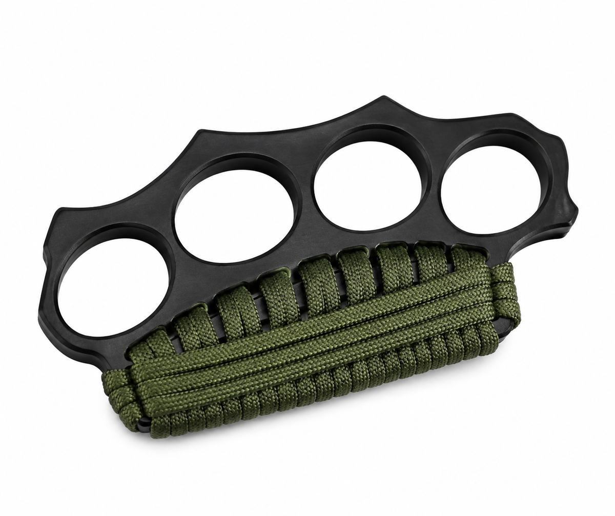 Manopla táctica negra con cuatro aros y empuñadura trenzada en cuerda paracord verde oliva, vista lateral en ángulo
